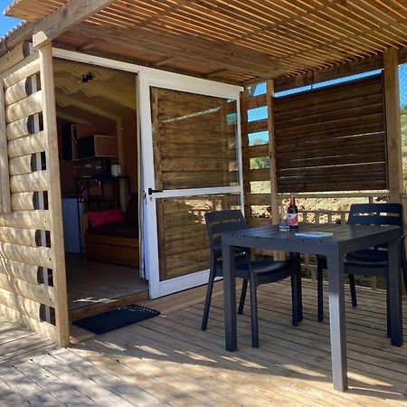 Camping Les Amandiers Castelnau-de-Guers Екстериор снимка