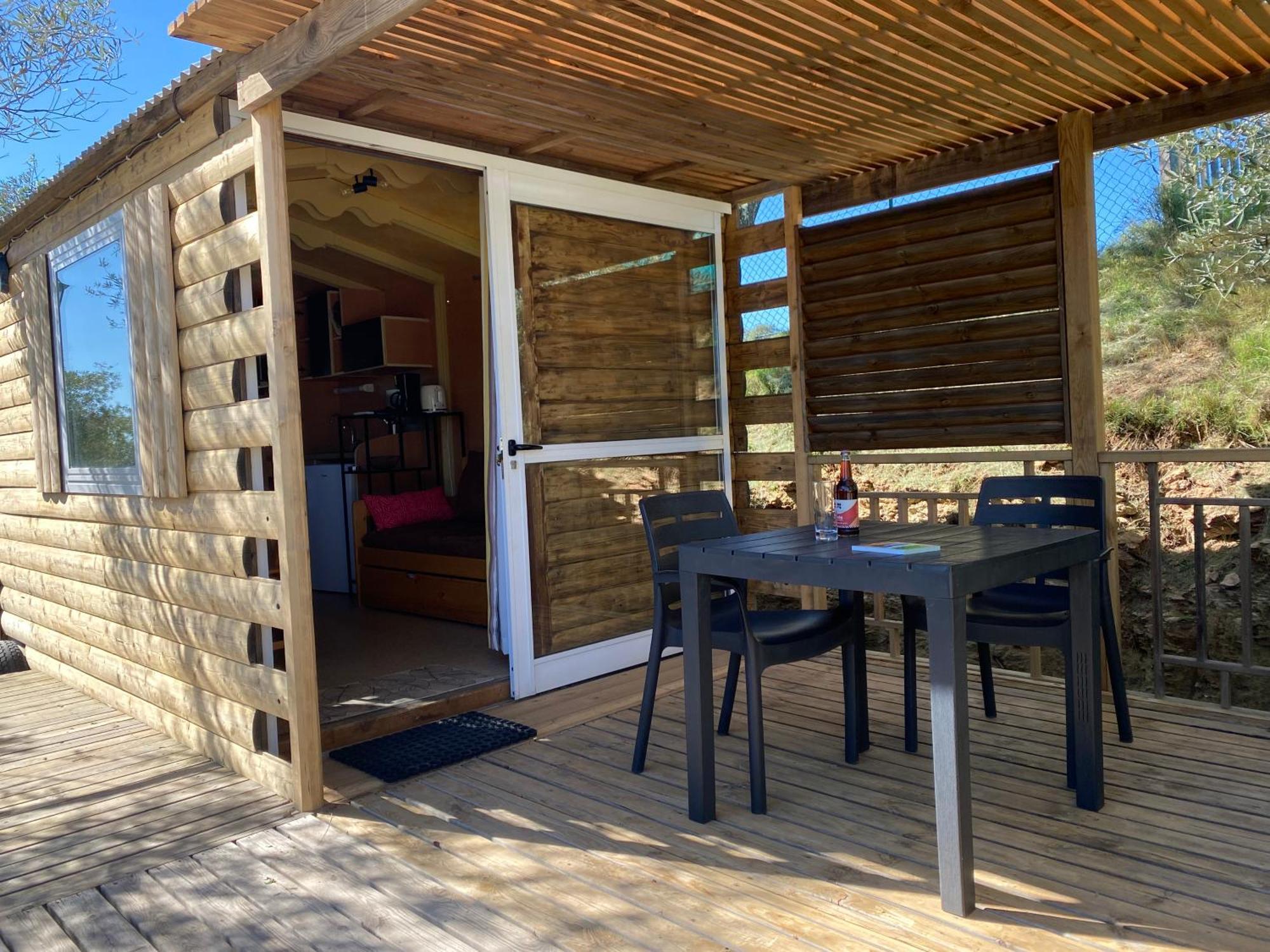 Camping Les Amandiers Castelnau-de-Guers Екстериор снимка
