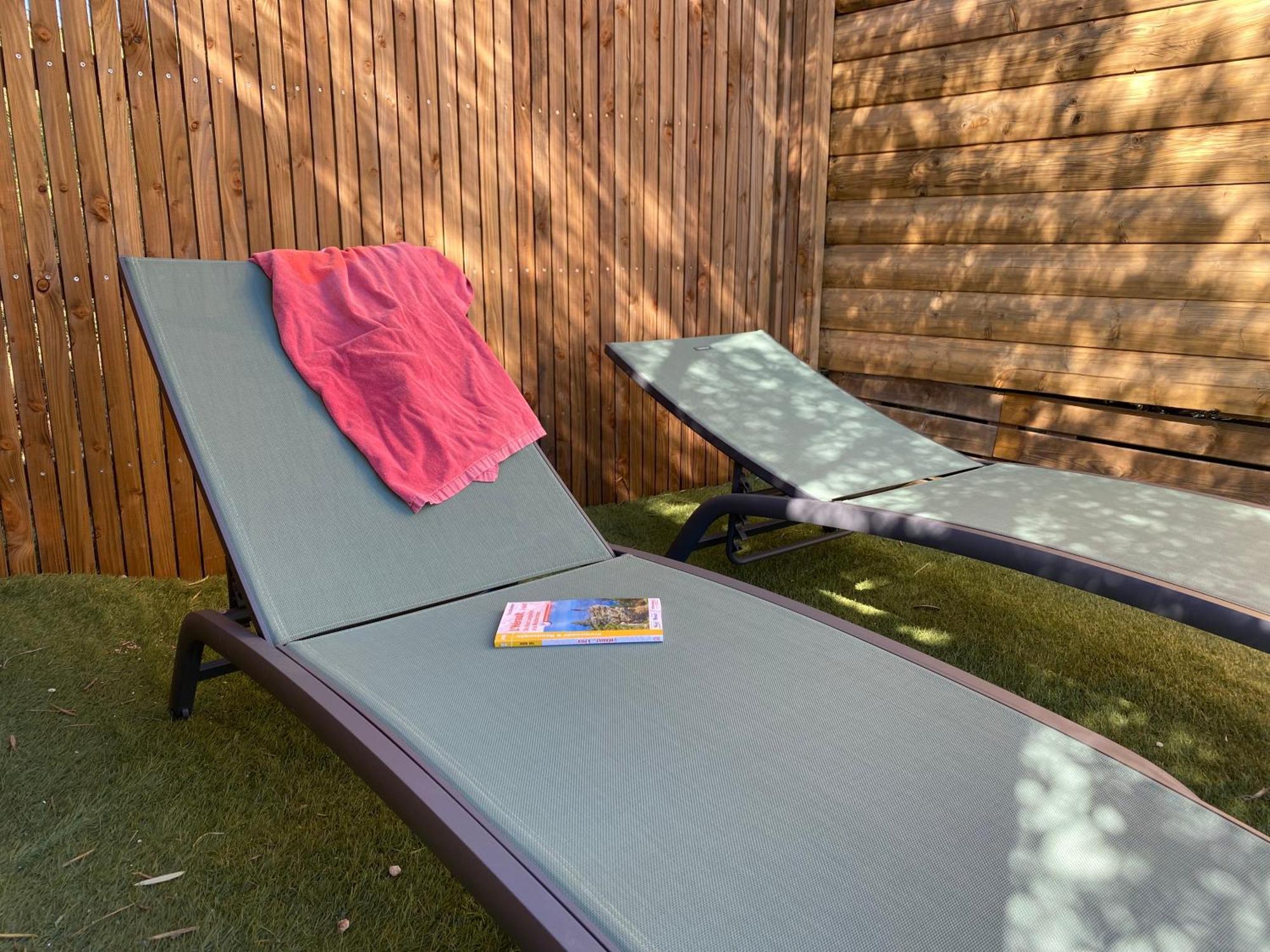 Camping Les Amandiers Castelnau-de-Guers Екстериор снимка